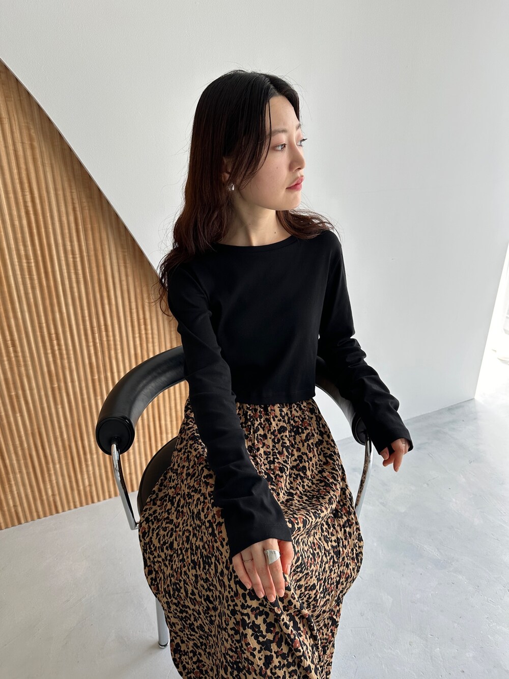 ブラウン系のスカート、その他のその他を着用したレディースの秋コーディネートの3枚目の写真