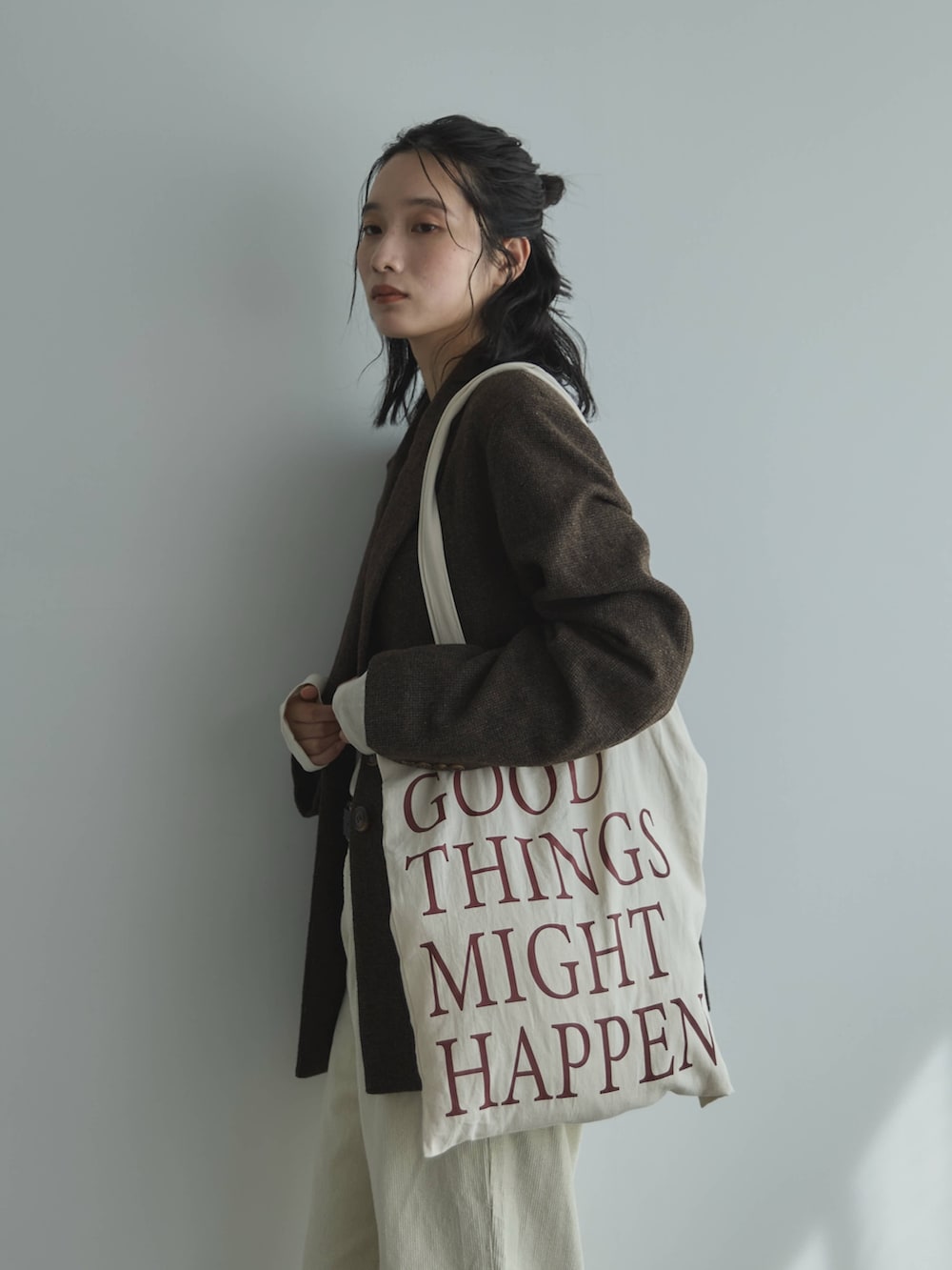 ブラウン系のテーラードジャケット、ベージュ系のTシャツ/カットソー、ホワイト系のその他パンツを着用したレディースの秋コーディネートの5枚目の写真