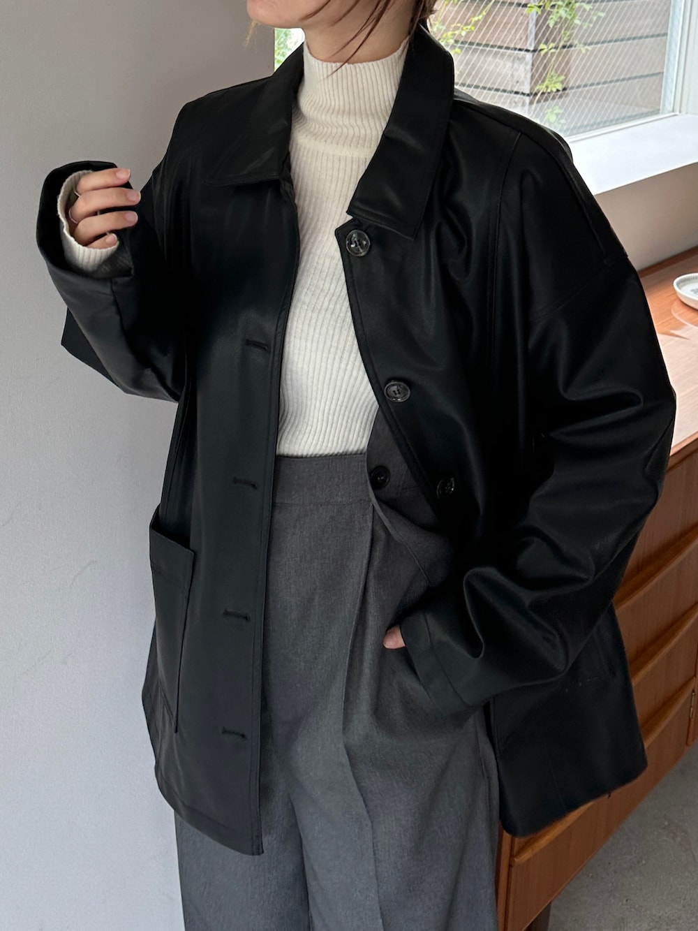 ブラック系のカバーオール、グレー系のサロペット/オーバーオール、その他のその他を着用したレディースの秋コーディネートの5枚目の写真