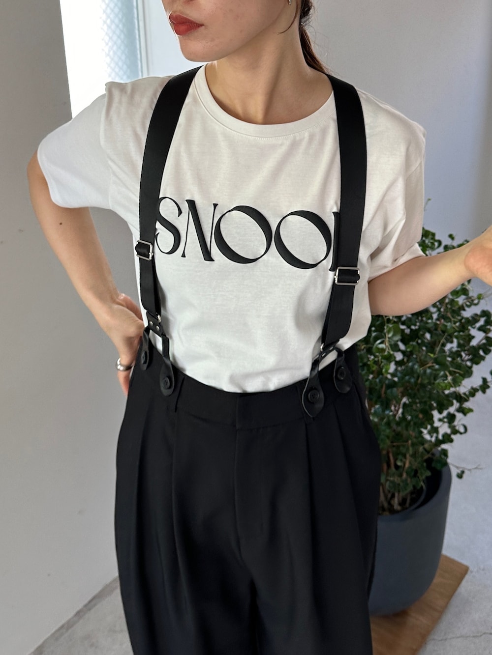 ホワイト系のTシャツ/カットソー、ブラック系のその他パンツ、ベージュ系のスニーカーを着用したレディースの夏コーディネートの3枚目の写真