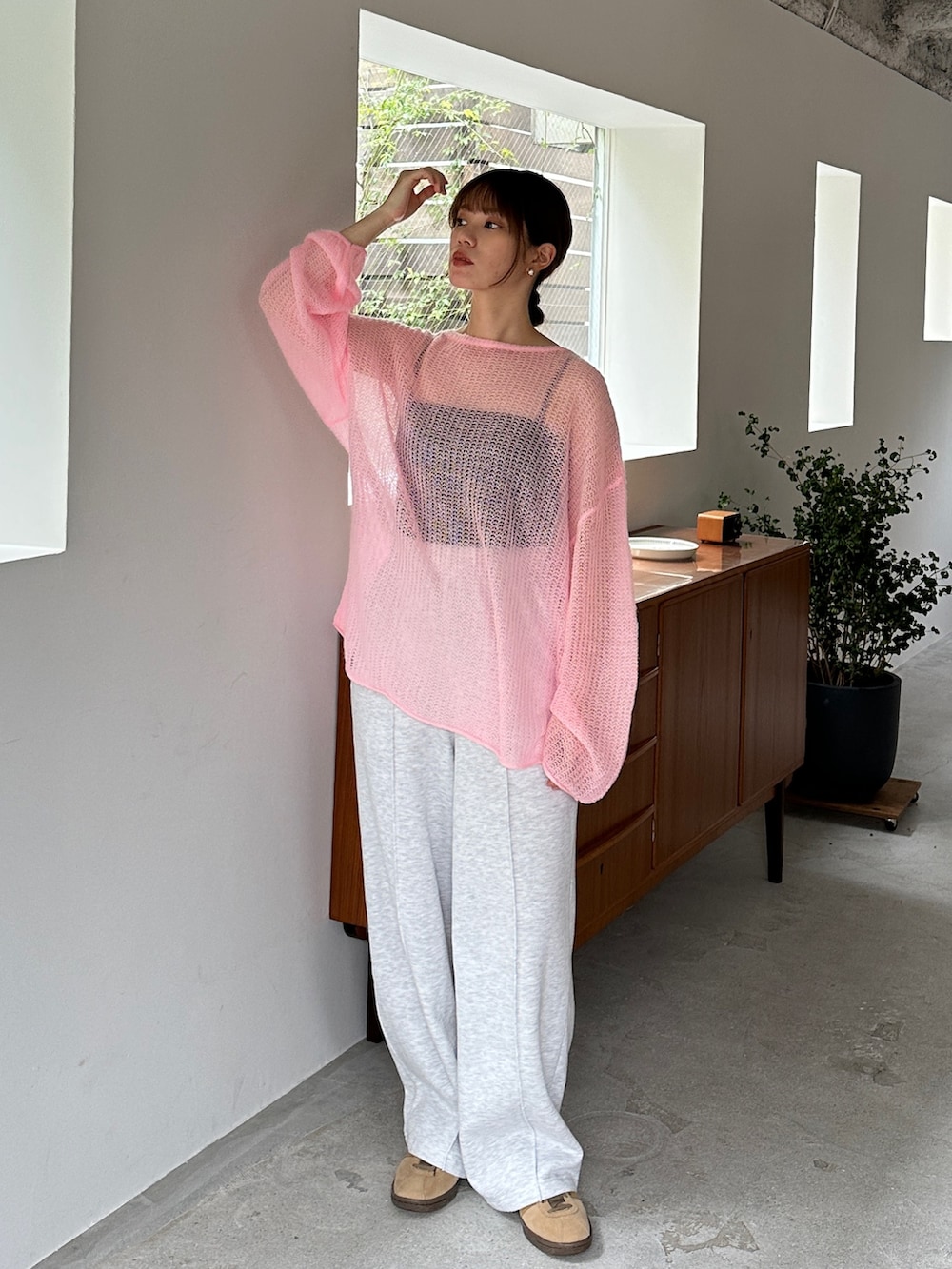 ピンク系のニット/セーター、ベージュ系のスウェットパンツ、ベージュ系のスニーカーを着用したレディースの秋コーディネートの3枚目の写真