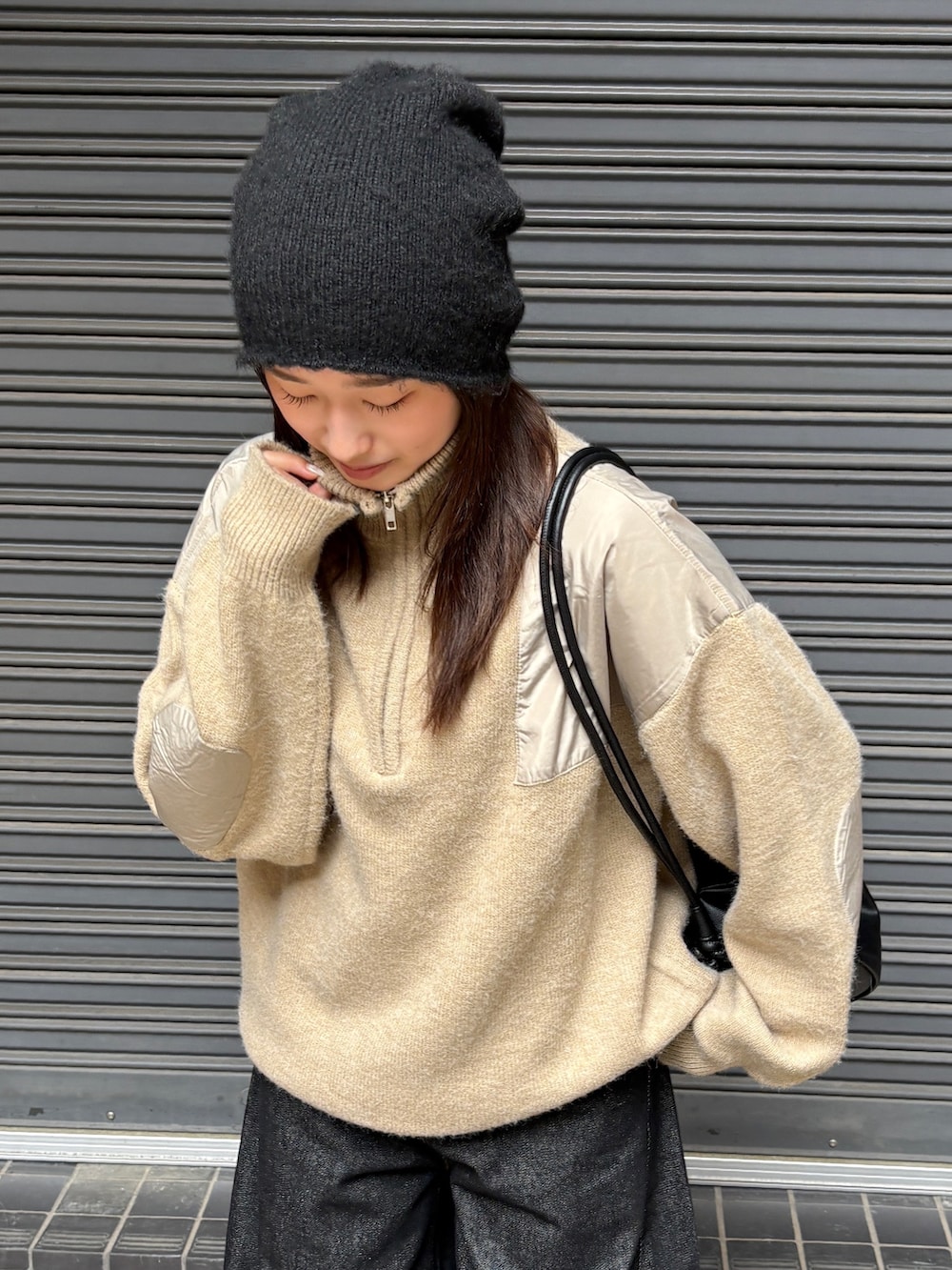 ベージュ系のニット/セーター、ブラック系のデニムパンツ、ブラック系のローファーを着用したレディースの秋コーディネートの5枚目の写真