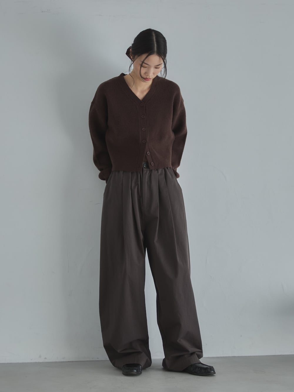 ブラウン系のカーディガン/ボレロ、ブラウン系のその他パンツ、ブラウン系のシュシュを着用したレディースの冬コーディネートの5枚目の写真