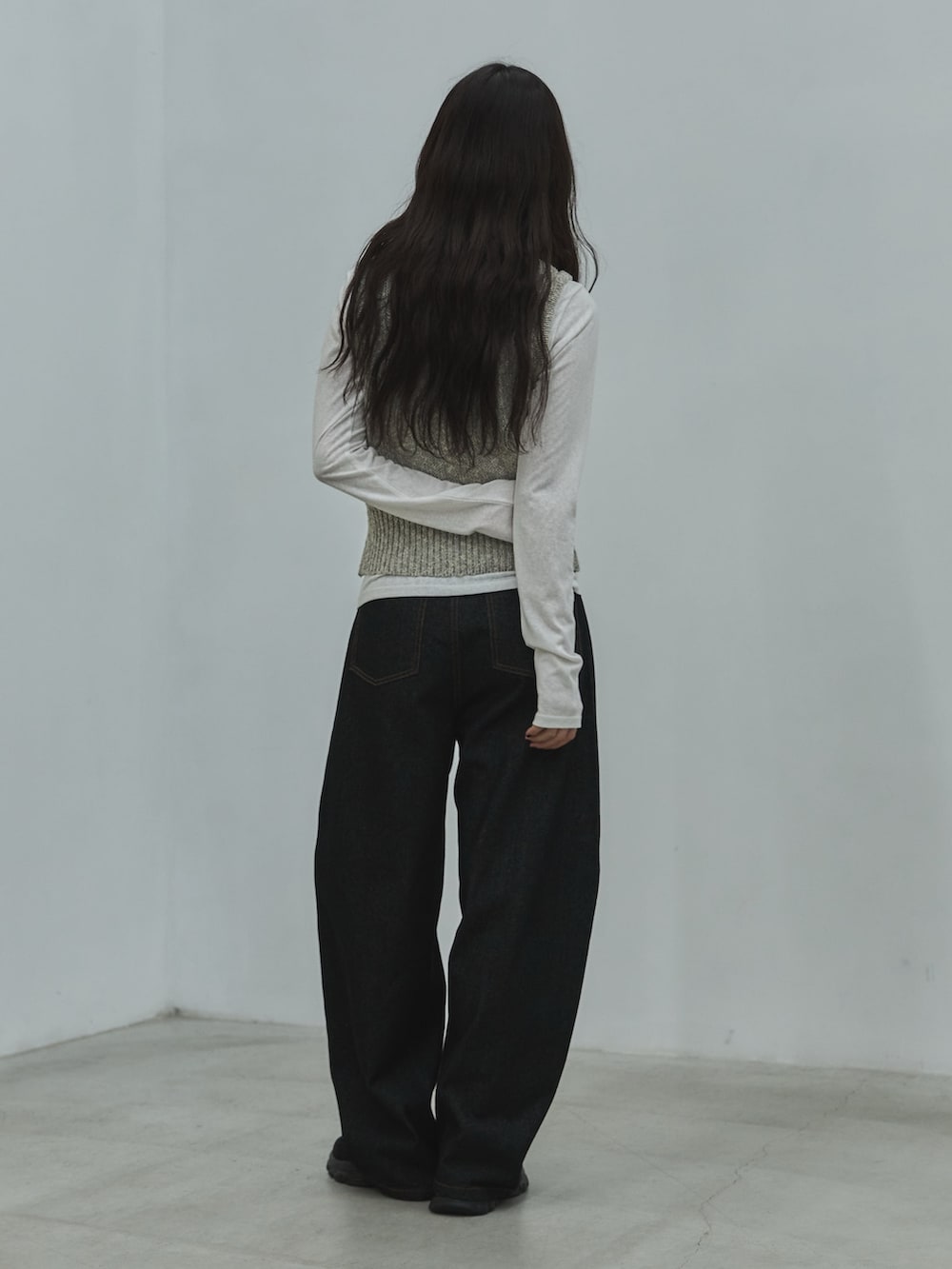 ホワイト系のTシャツ/カットソー、グレー系のタンクトップ、ブラック系のデニムパンツを着用したレディースの秋コーディネートの3枚目の写真