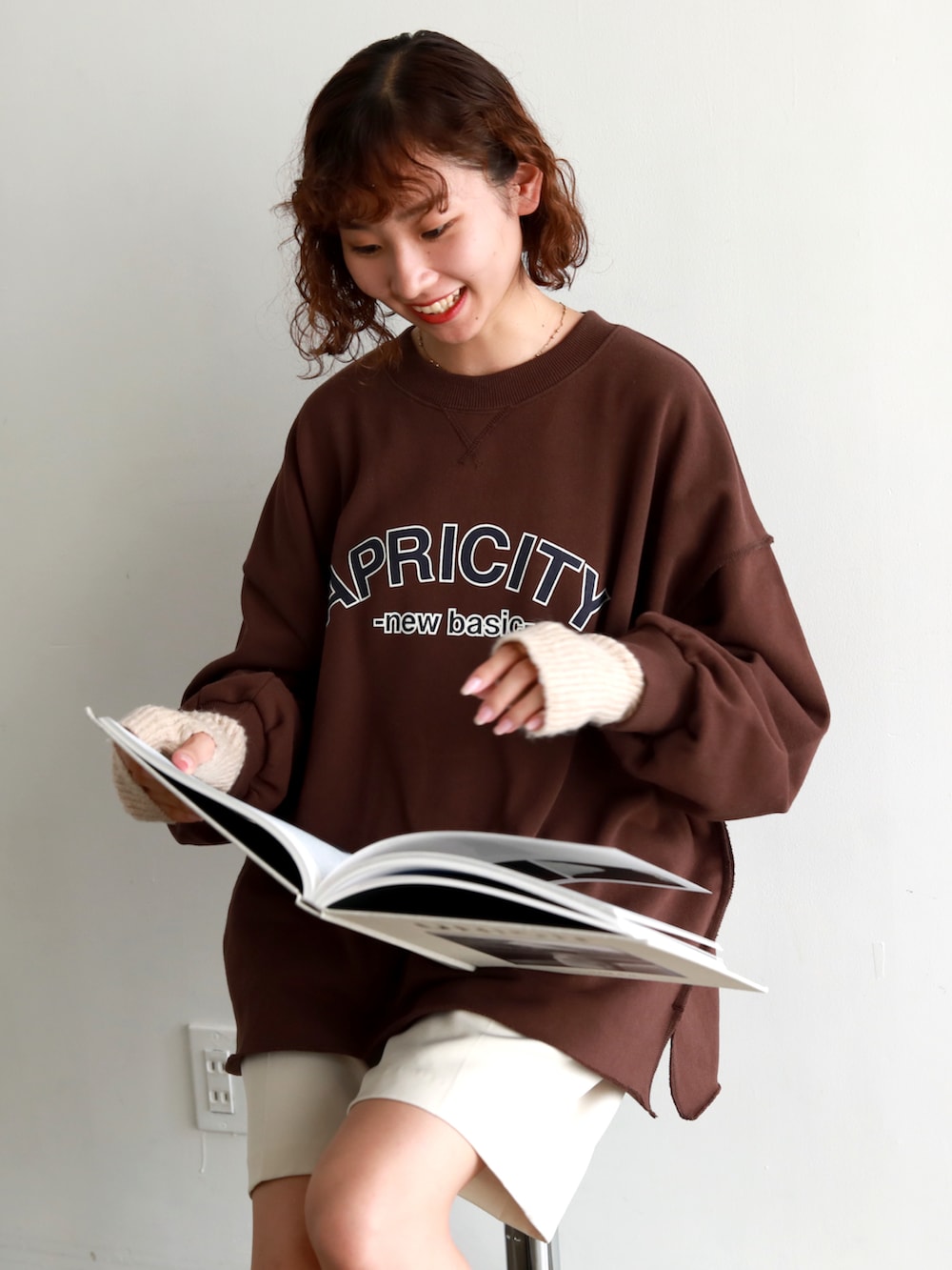 ピンク系のスウェット、ホワイト系のその他パンツ、ブラウン系のスウェットを着用したレディースの秋コーディネートの3枚目の写真