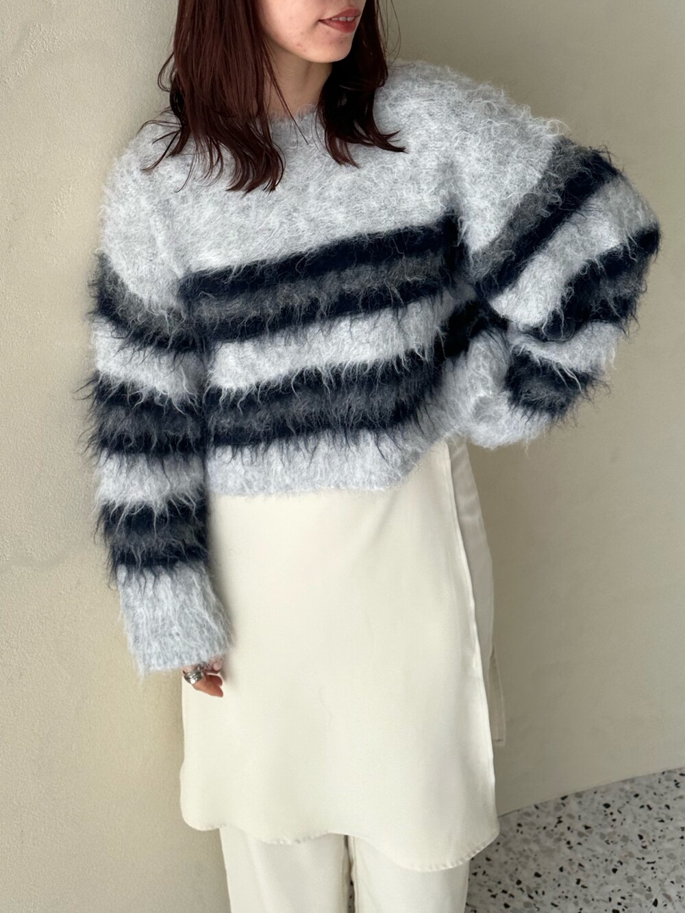 ホワイト系のニット/セーター、ホワイト系のスラックス、その他のその他を着用したレディースの冬コーディネートの4枚目の写真