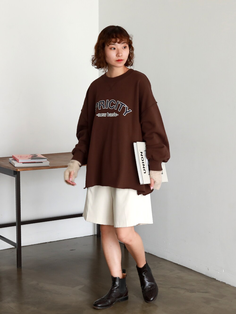 ピンク系のスウェット、ホワイト系のその他パンツ、ブラウン系のスウェットを着用したレディースの秋コーディネートの2枚目の写真