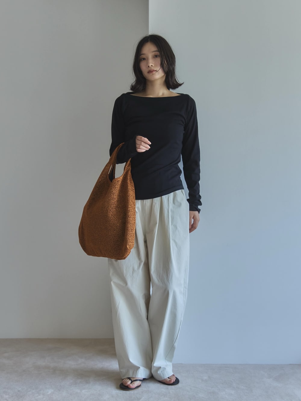 ブラック系のTシャツ/カットソー、ホワイト系のその他パンツ、ブラック系のサンダルを着用したレディースの夏コーディネートの2枚目の写真