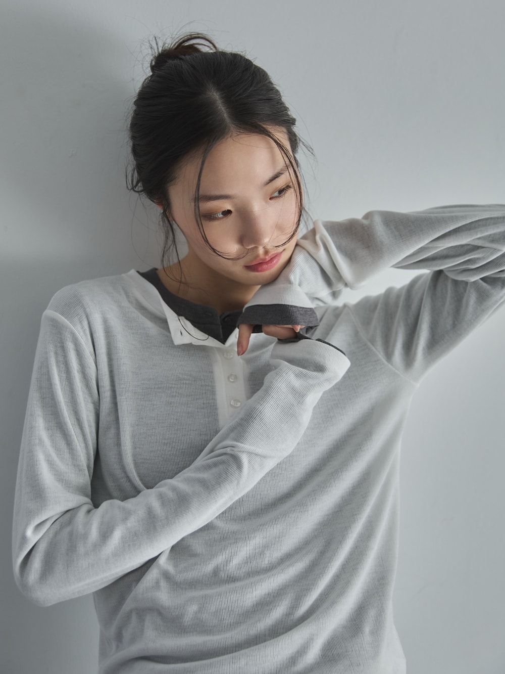 ホワイト系のTシャツ/カットソー、グレー系のTシャツ/カットソー、ブルー系のデニムパンツを着用したレディースの冬コーディネートの5枚目の写真