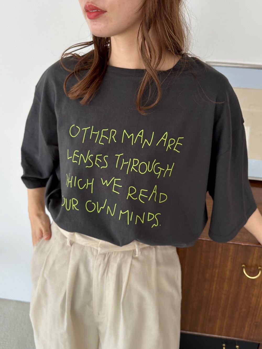 グレー系のTシャツ/カットソー、ホワイト系のその他パンツ、ブラック系のサンダルを着用したレディースの夏コーディネートの3枚目の写真