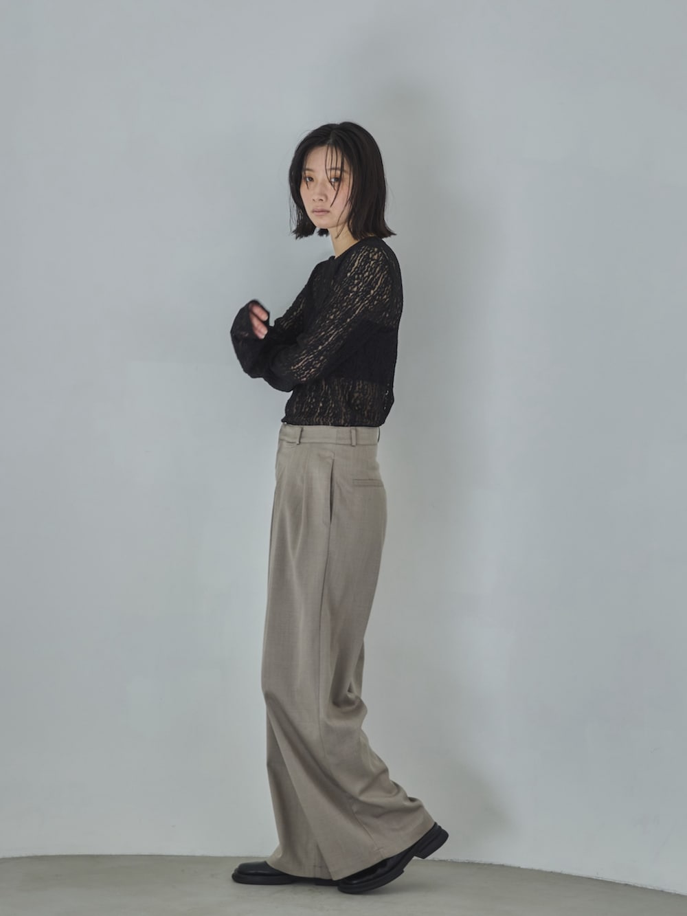 ブラック系のTシャツ/カットソー、ベージュ系のスラックス、その他のその他を着用したレディースの春コーディネートの2枚目の写真