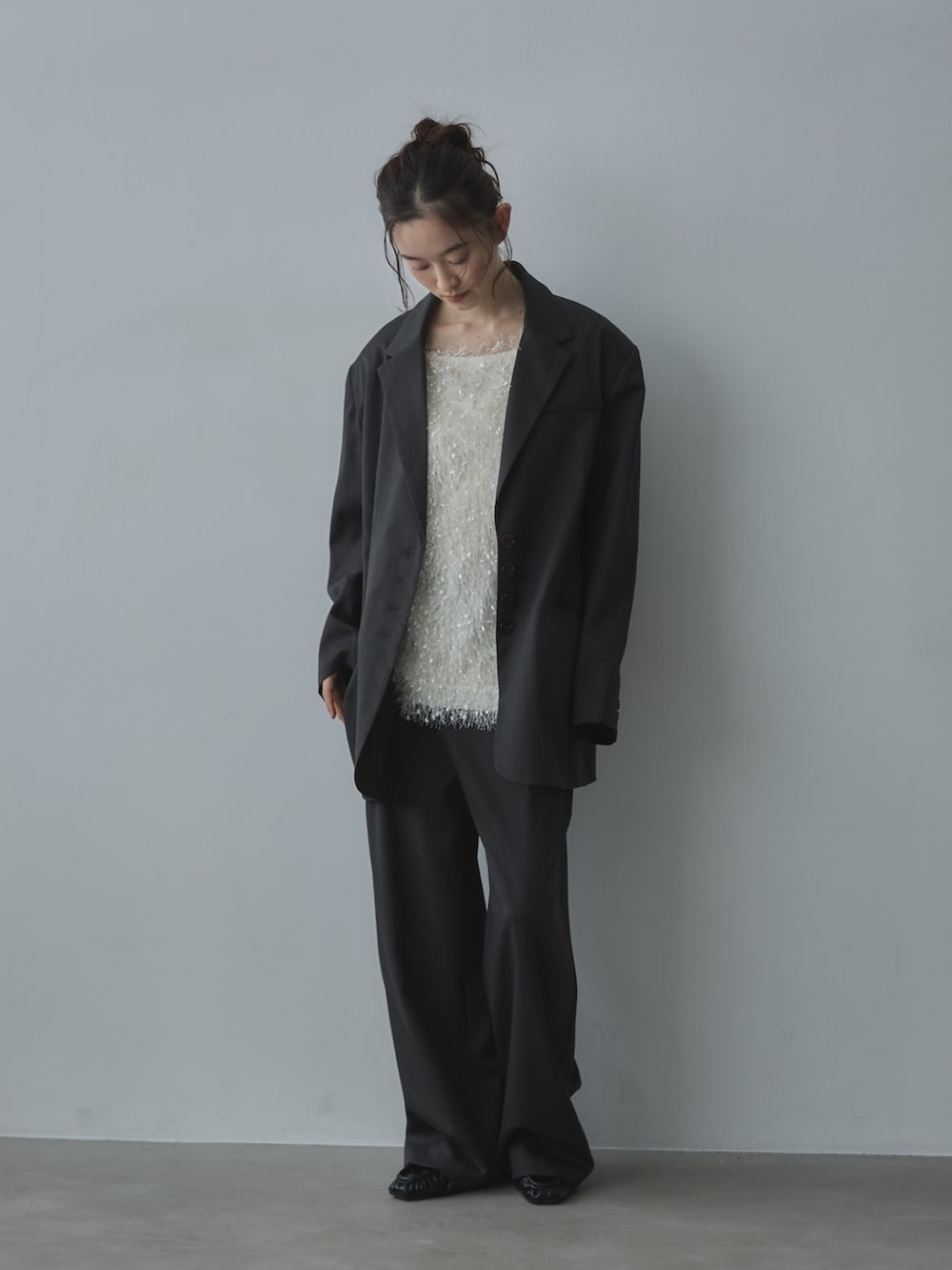 ホワイト系のその他トップス、グレー系のスラックス、グレー系のテーラードジャケットを着用したレディースの冬コーディネートの2枚目の写真