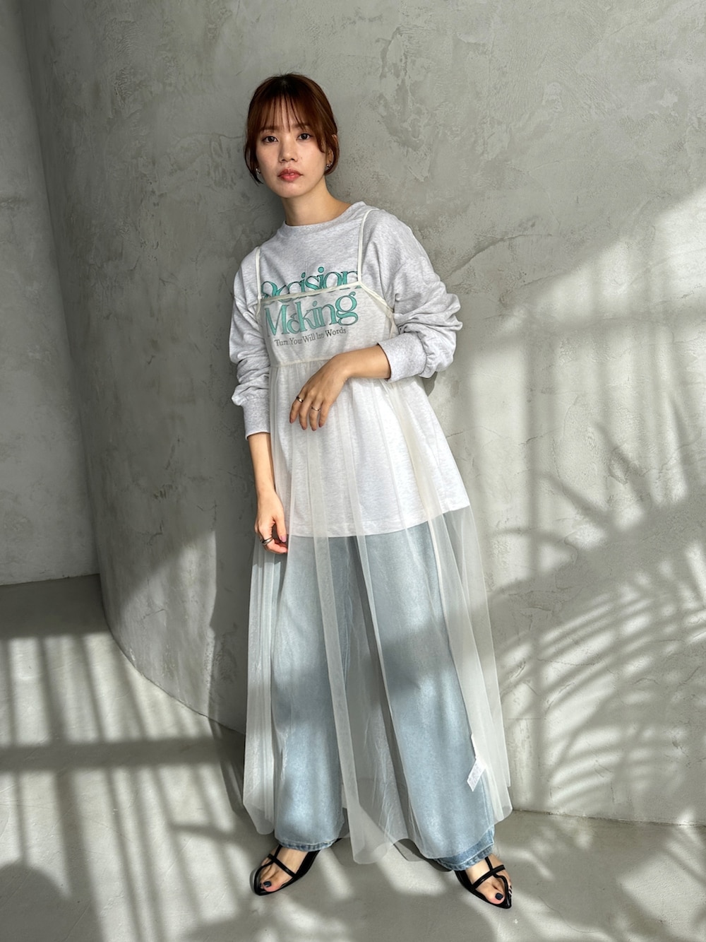 ホワイト系のワンピース、ベージュ系のスウェット、ブルー系のデニムパンツを着用したレディースの春コーディネートの3枚目の写真