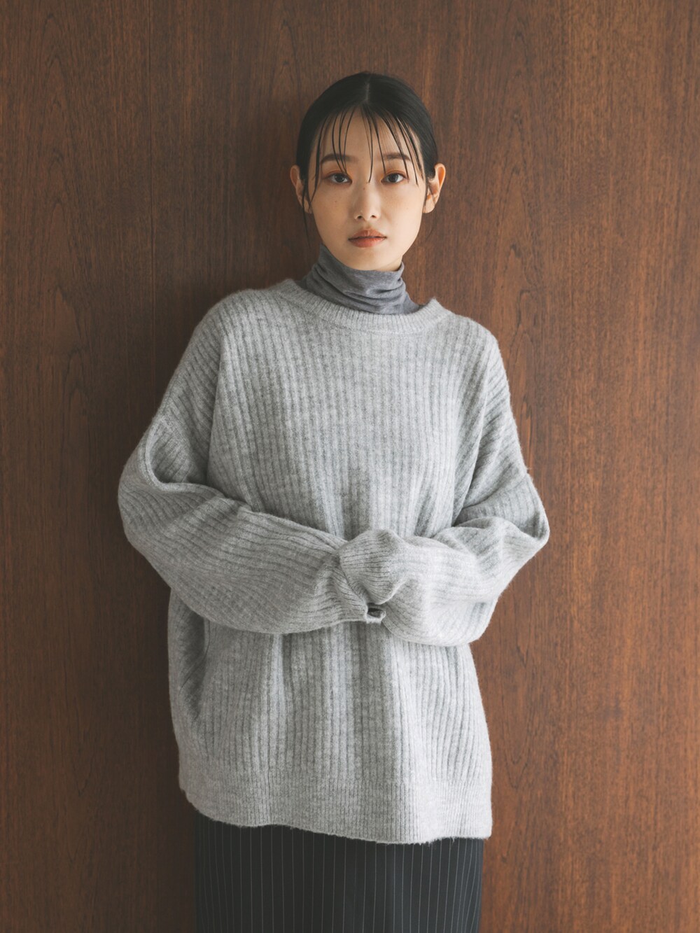 ブルー系のスカート、グレー系のカーディガン/ボレロ、グレー系のTシャツ/カットソーを着用したレディースの秋コーディネートの4枚目の写真