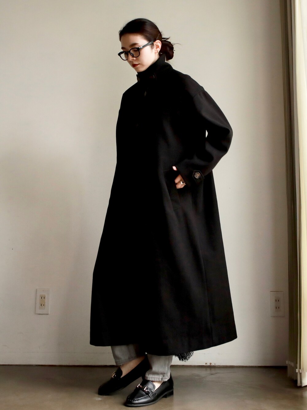 グレー系のスカート、ブルー系のTシャツ/カットソー、ブラック系のニット/セーターを着用したレディースの冬コーディネートの3枚目の写真