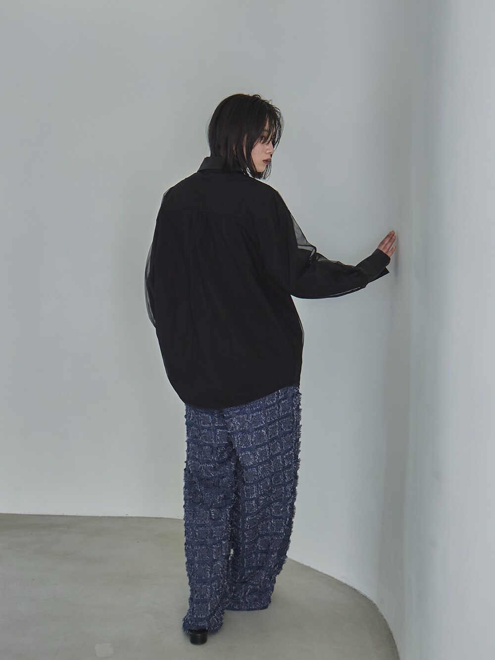 ブラック系のシャツ/ブラウス、ブルー系のその他パンツ、その他のその他を着用したレディースの春コーディネートの3枚目の写真