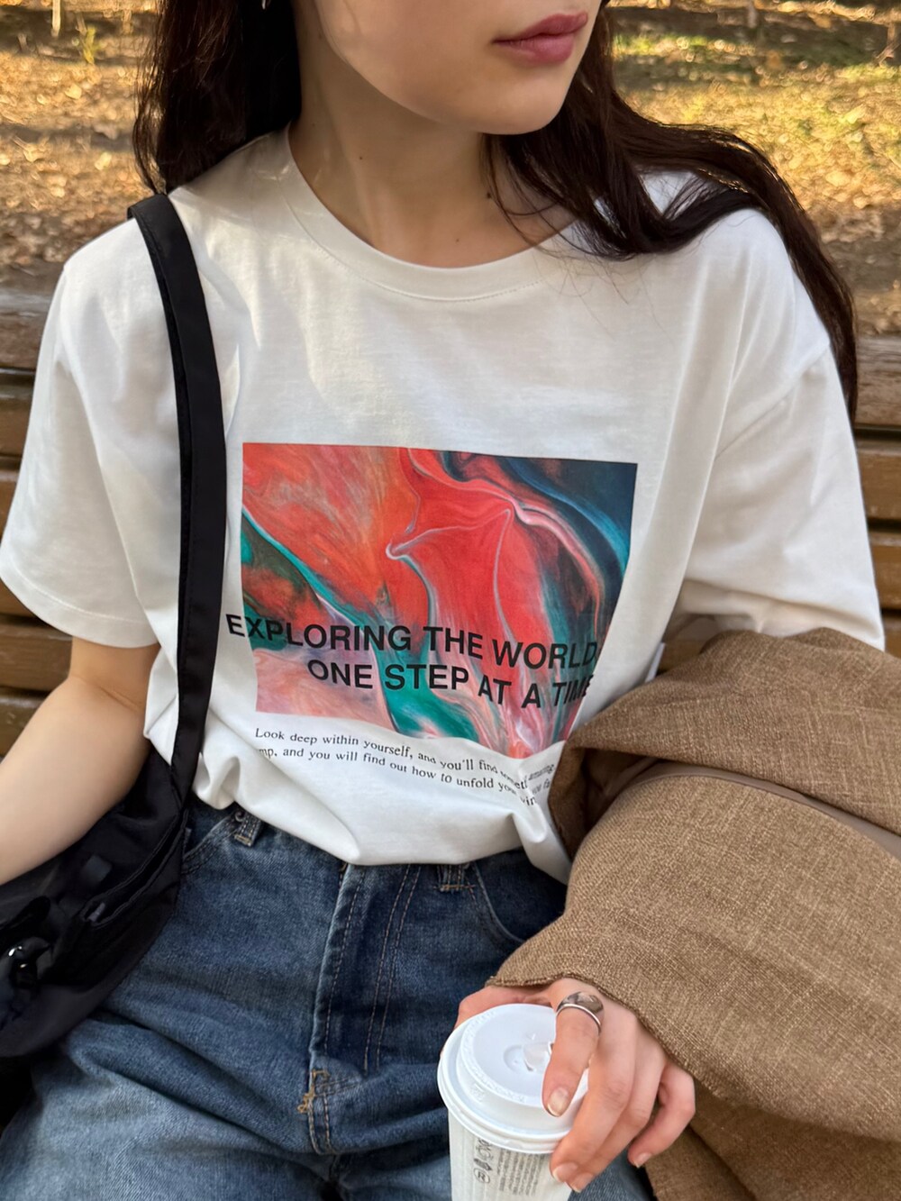 ブラウン系のテーラードジャケット、ホワイト系のTシャツ/カットソー、ブルー系のデニムパンツを着用したレディースの春コーディネートの4枚目の写真