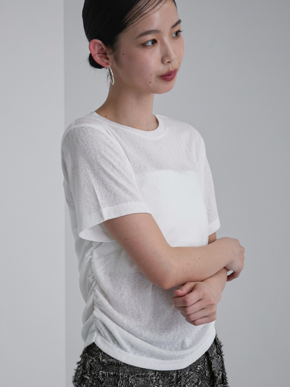 ホワイト系のTシャツ/カットソー、ブラック系のその他パンツ、その他のその他を着用したレディースの春コーディネートの3枚目の写真
