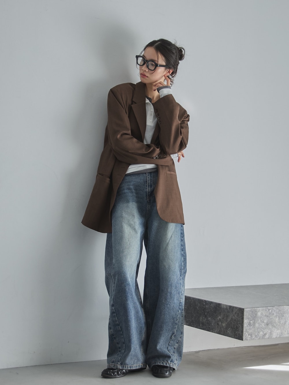 ホワイト系のTシャツ/カットソー、グレー系のTシャツ/カットソー、ブルー系のデニムパンツを着用したレディースの冬コーディネートの7枚目の写真