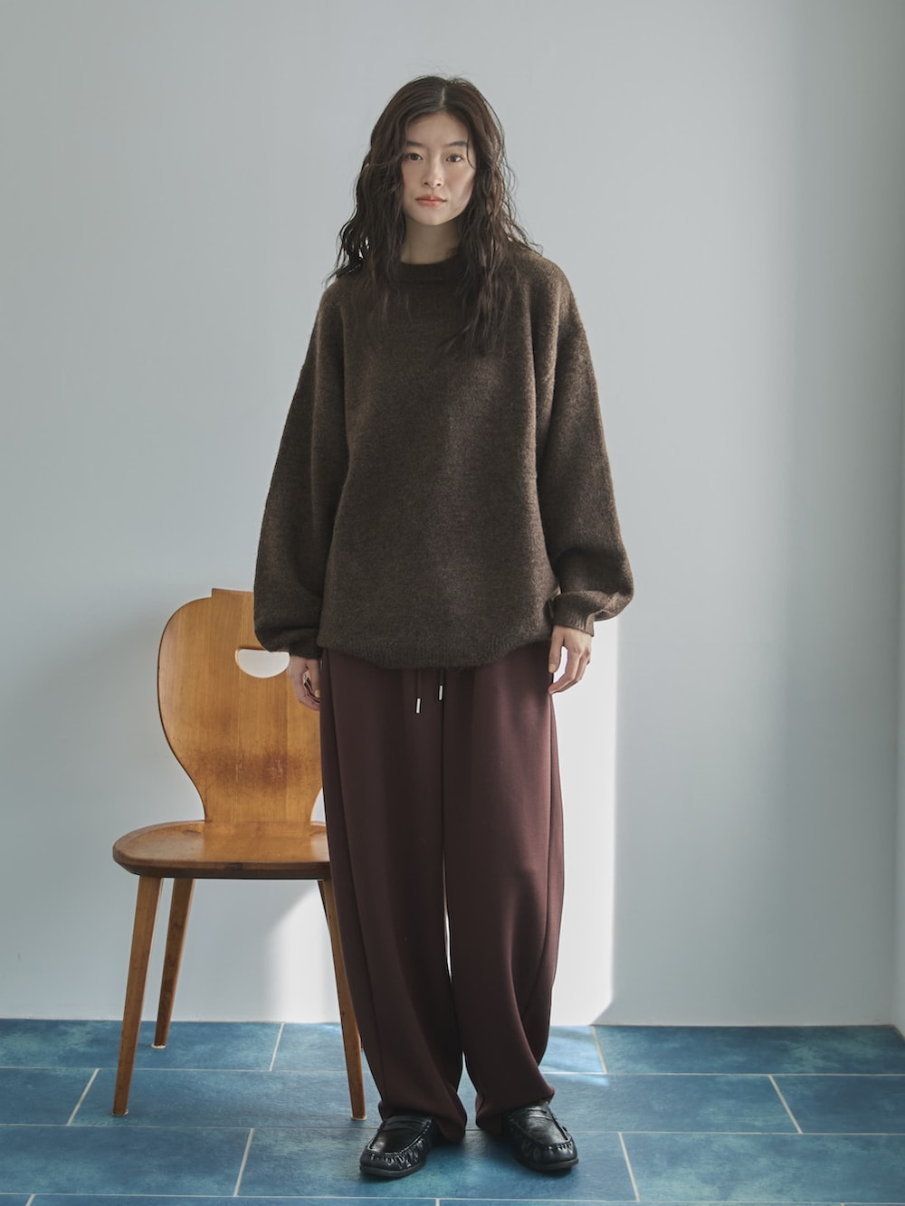 ブラウン系のニット/セーター、ブラウン系のその他パンツ、その他のその他を着用したレディースの秋コーディネートの2枚目の写真