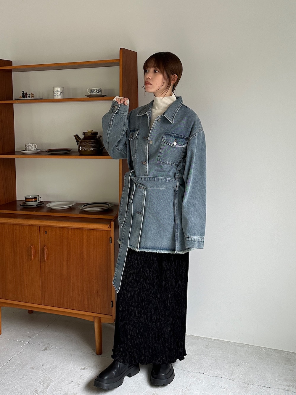 ブルー系のデニムジャケット、ブラック系のスカート、その他のその他を着用したレディースの秋コーディネートの3枚目の写真