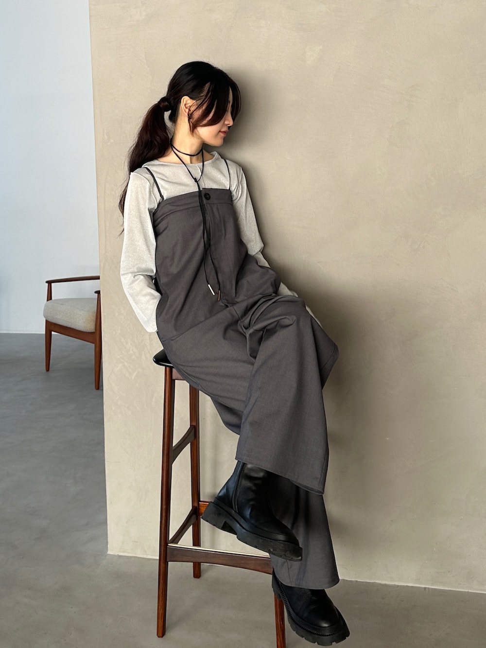 グレー系のサロペット/オーバーオール、シルバー系のTシャツ/カットソー、その他のその他を着用したレディースの秋コーディネートの3枚目の写真