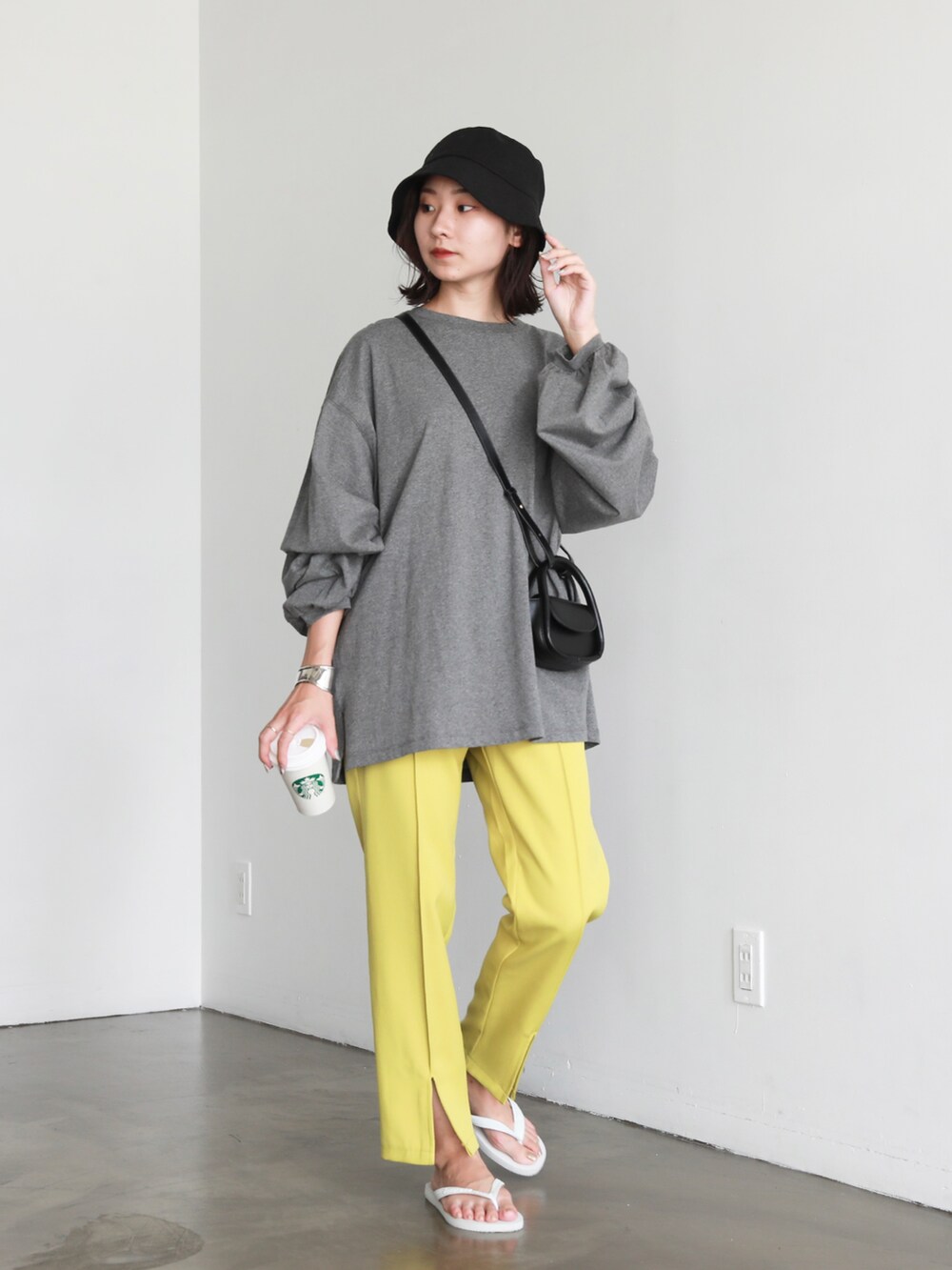 グリーン系のスラックス、グレー系のTシャツ/カットソー、その他のその他を着用したレディースの夏コーディネートの2枚目の写真