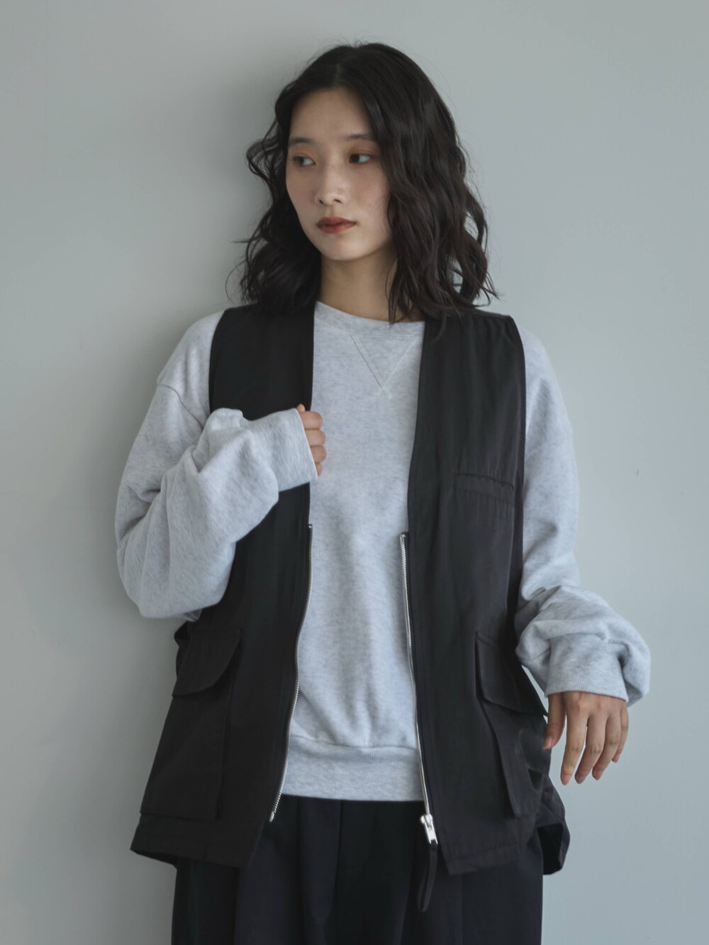 ブラック系のその他パンツ、ブラック系のベスト、ベージュ系のスウェットを着用したレディースの秋コーディネートの5枚目の写真