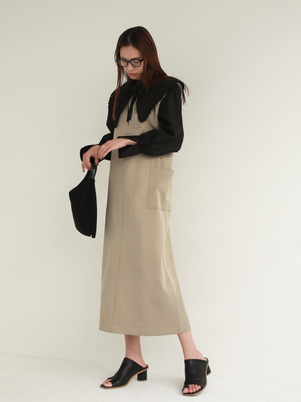 ホワイト系のシャツ/ブラウス、ブラック系のハンドバッグ、ブラック系のローファーを着用したレディースの冬コーディネートの3枚目の写真