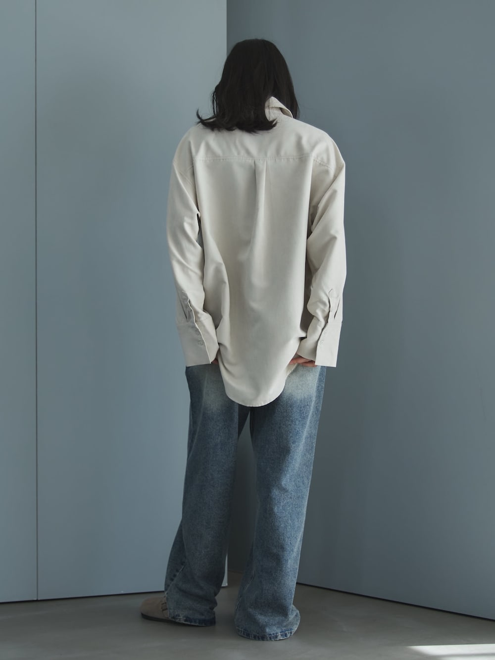 ブルー系のデニムパンツ、ホワイト系のシャツ/ブラウス、ベージュ系のサンダルを着用したレディースの春コーディネートの4枚目の写真