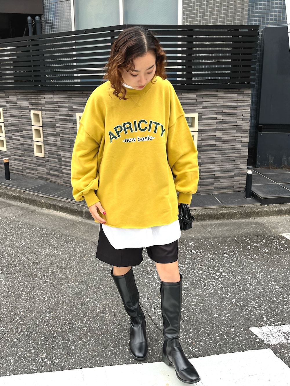 イエロー系のスウェット、ブラック系のその他パンツ、その他のその他を着用したレディースの冬コーディネートの4枚目の写真