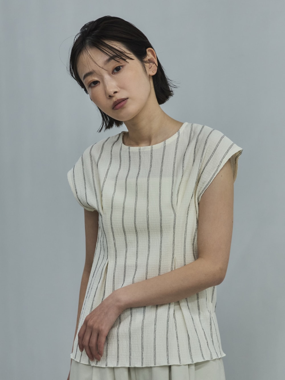 ホワイト系のシャツ/ブラウス、ホワイト系のその他パンツ、ブラック系のその他シューズを着用したレディースの夏コーディネートの5枚目の写真