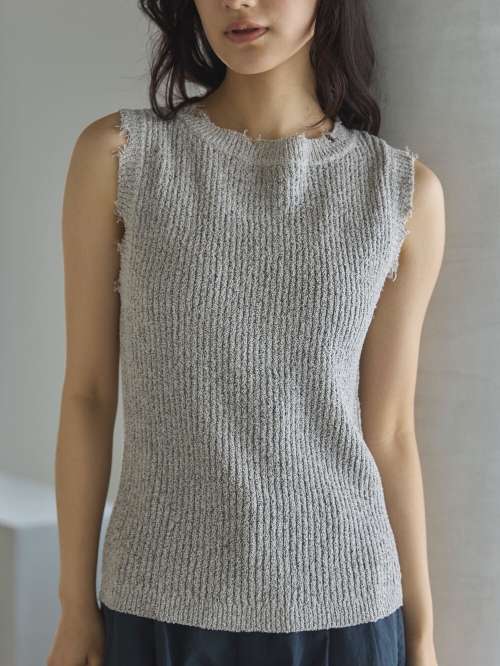 ホワイト系のタンクトップ、ブルー系のその他パンツ、ブラック系のサンダルを着用したレディースの夏コーディネートの5枚目の写真