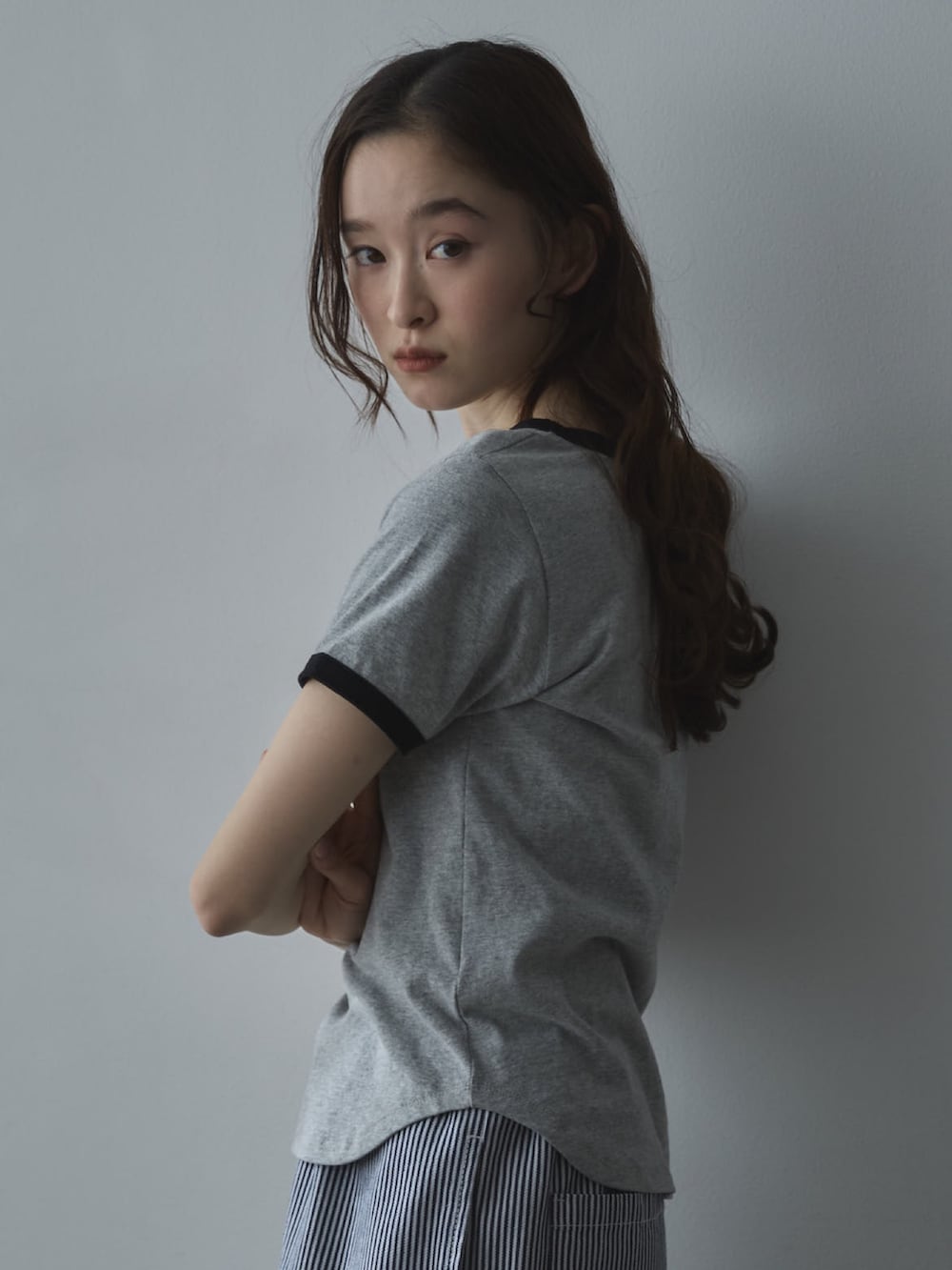 グレー系のTシャツ/カットソー、ホワイト系のデニムパンツ、ブラック系のサンダルを着用したレディースの夏コーディネートの4枚目の写真