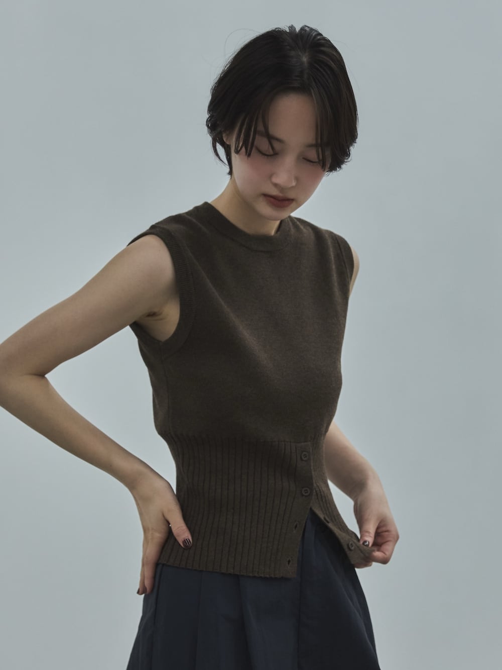 ブラウン系のベスト、ブルー系のその他パンツ、ブラウン系のローファーを着用したレディースの夏コーディネートの4枚目の写真