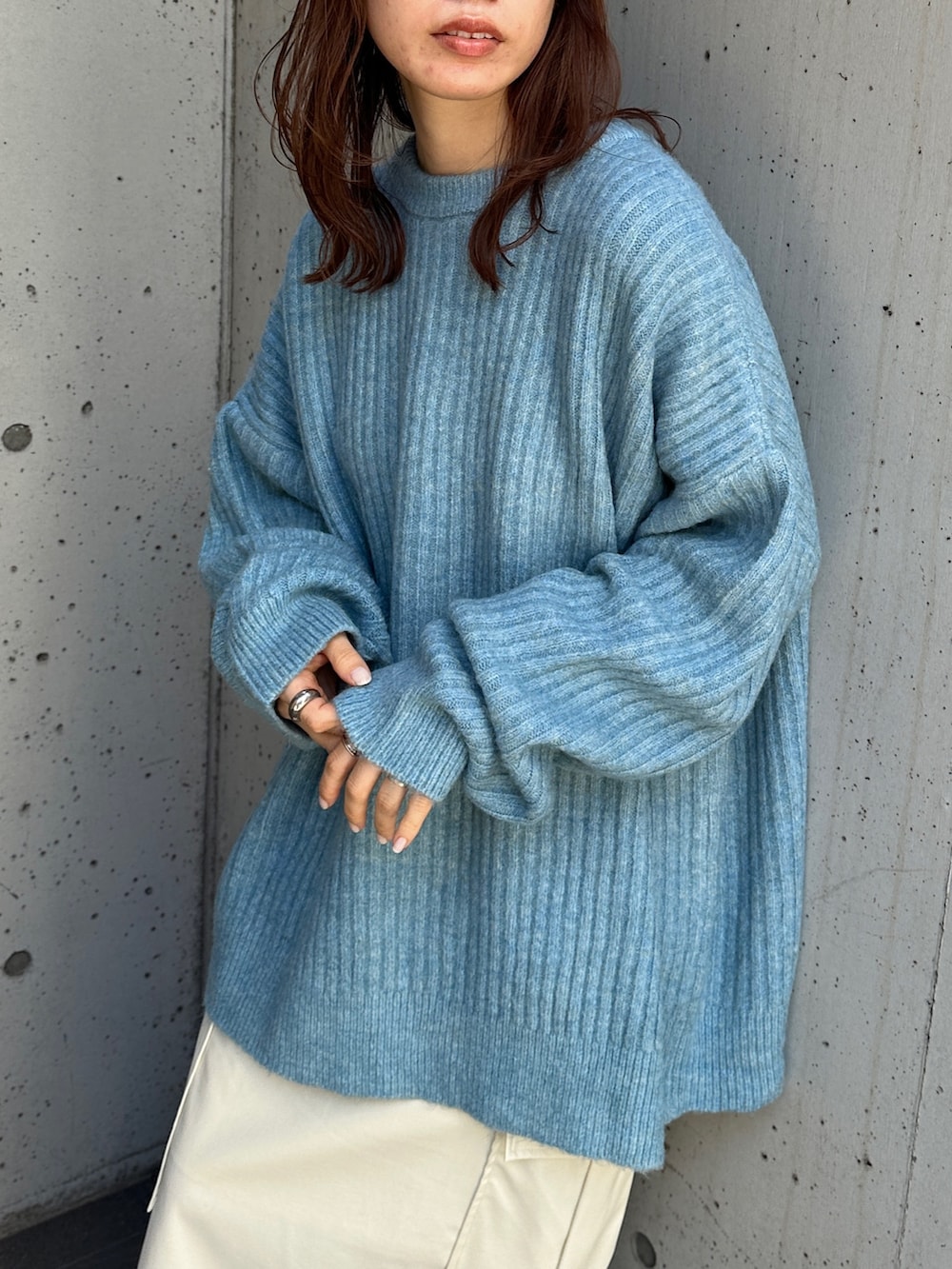 グリーン系のカーディガン/ボレロ、ホワイト系のスカート、その他のその他を着用したレディースの冬コーディネートの3枚目の写真