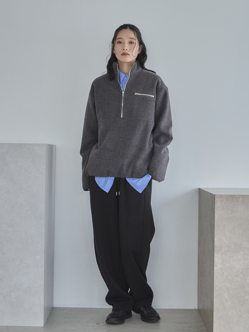 グレー系のその他トップス、ブルー系のシャツ/ブラウス、ブラック系のスウェットパンツを着用したレディースの秋コーディネートの4枚目の写真