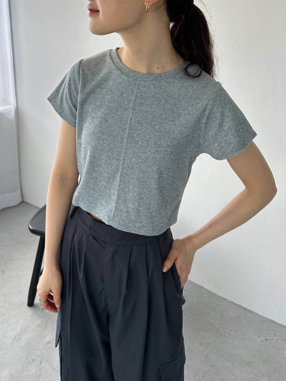 グレー系のTシャツ/カットソー、グレー系のカーゴパンツ、ブラック系のサンダルを着用したレディースの夏コーディネートの3枚目の写真