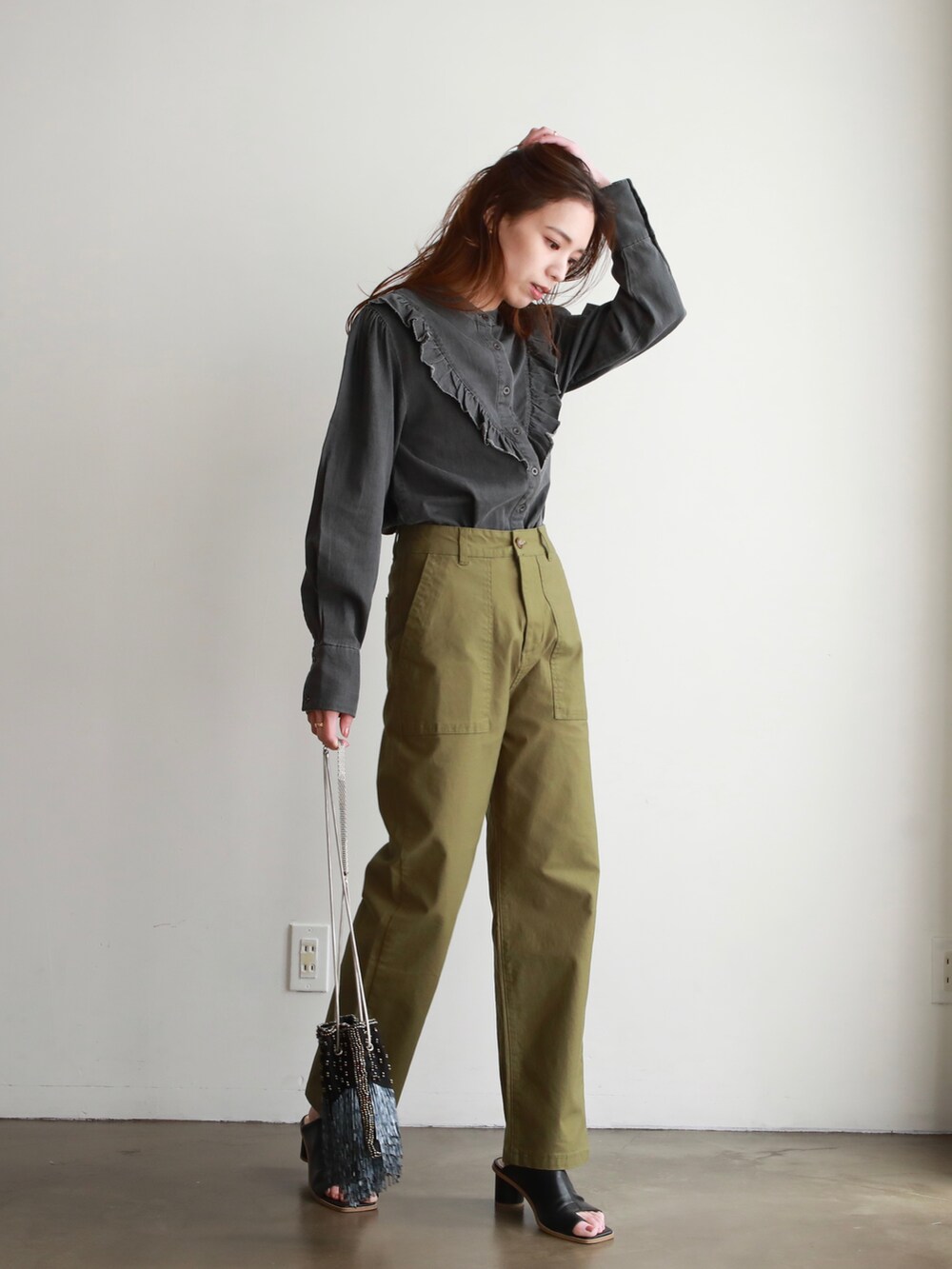 ブラック系のハンドバッグ、その他のバレエシューズ、ベージュ系のスカートを着用したレディースの春コーディネートの3枚目の写真