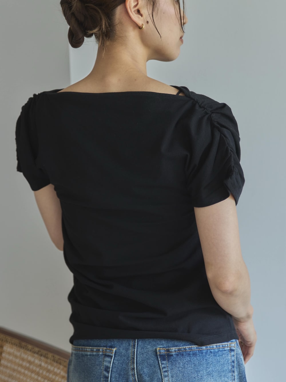 ブラック系のTシャツ/カットソー、ブルー系のデニムパンツ、ベージュ系のサンダルを着用したレディースの夏コーディネートの5枚目の写真