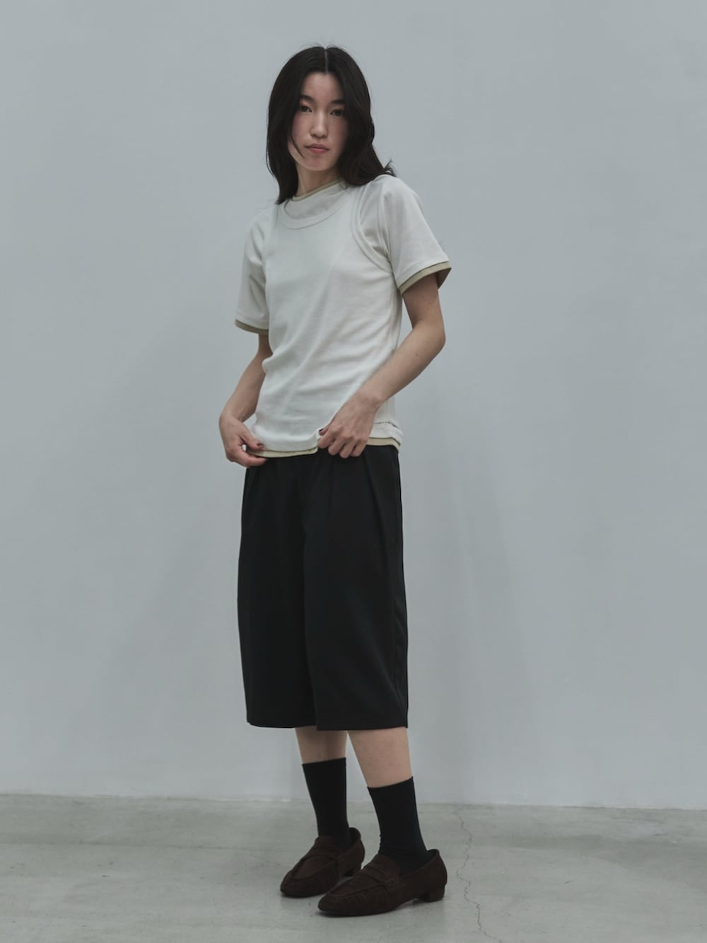 ホワイト系のTシャツ/カットソー、ホワイト系のタンクトップ、ブラック系のその他パンツを着用したレディースの春コーディネートの4枚目の写真