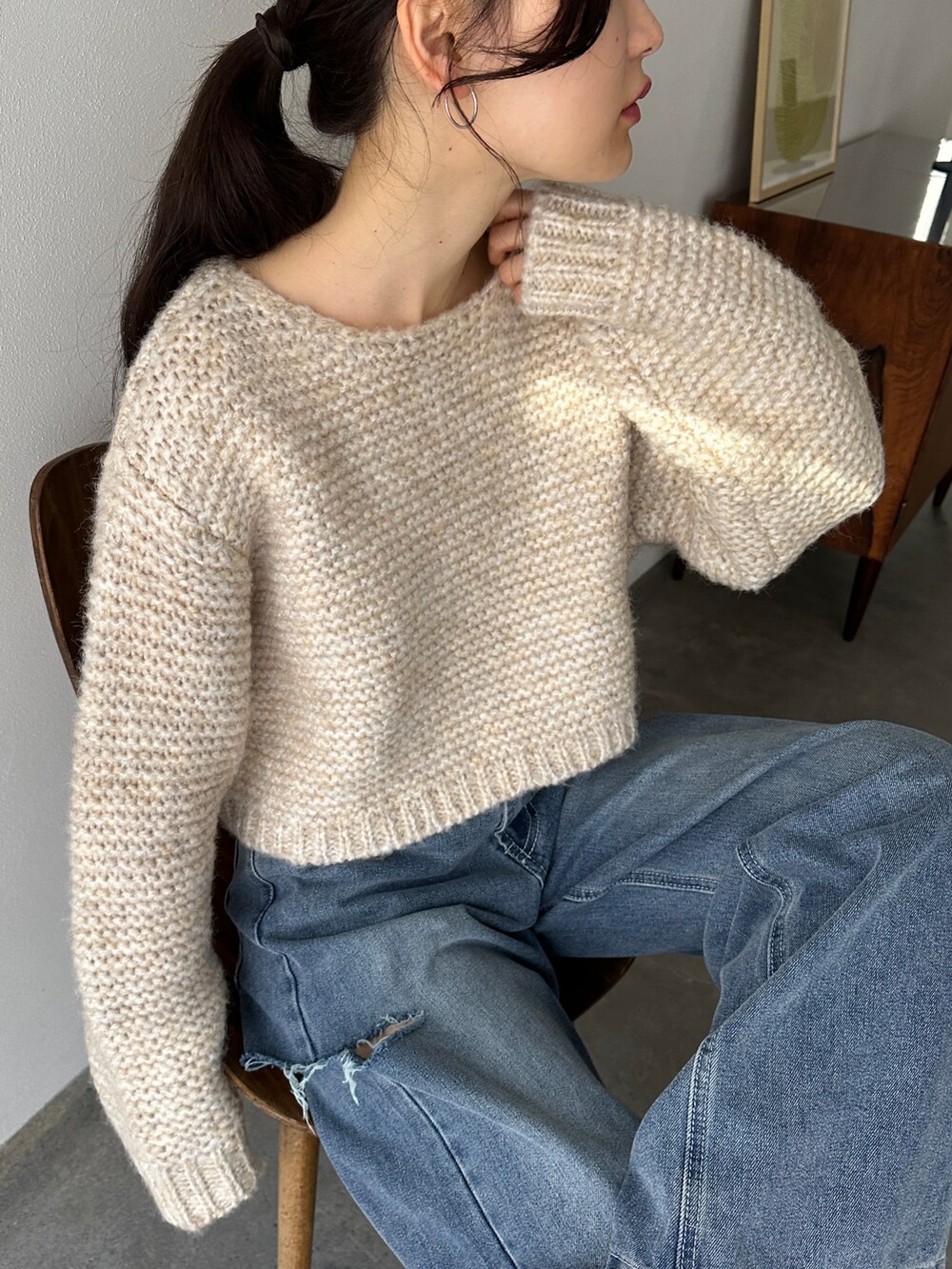 ホワイト系のニット/セーター、ブルー系のデニムパンツ、ベージュ系のスニーカーを着用したレディースの冬コーディネートの5枚目の写真
