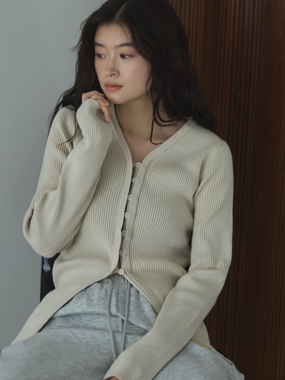 ホワイト系のカーディガン/ボレロ、グレー系のその他パンツ、ブラック系のサンダルを着用したレディースの秋コーディネートの4枚目の写真