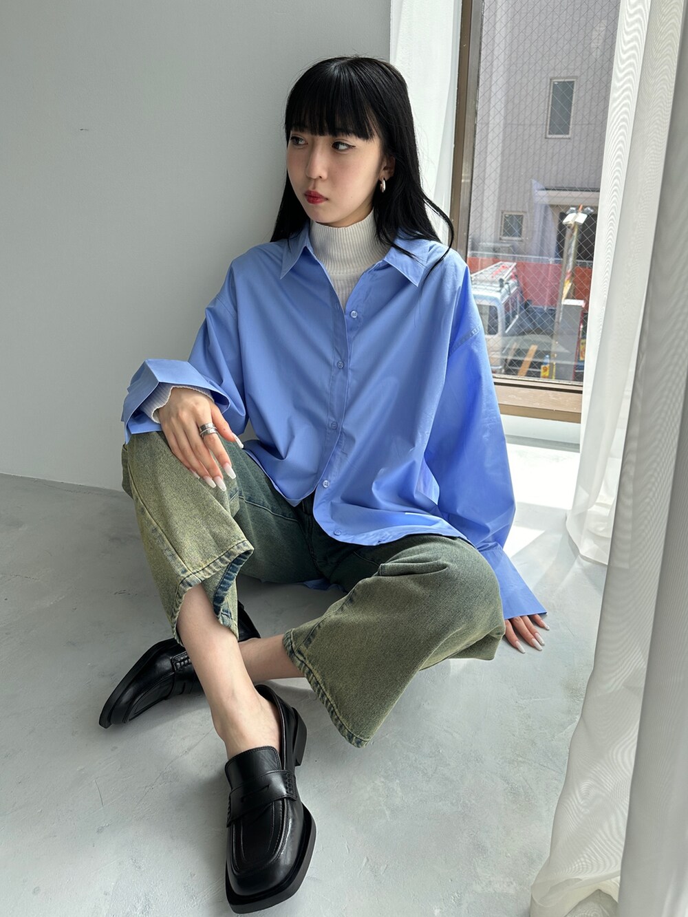 ブルー系のシャツ/ブラウス、ブルー系のデニムパンツ、その他のその他を着用したレディースの秋コーディネートの3枚目の写真
