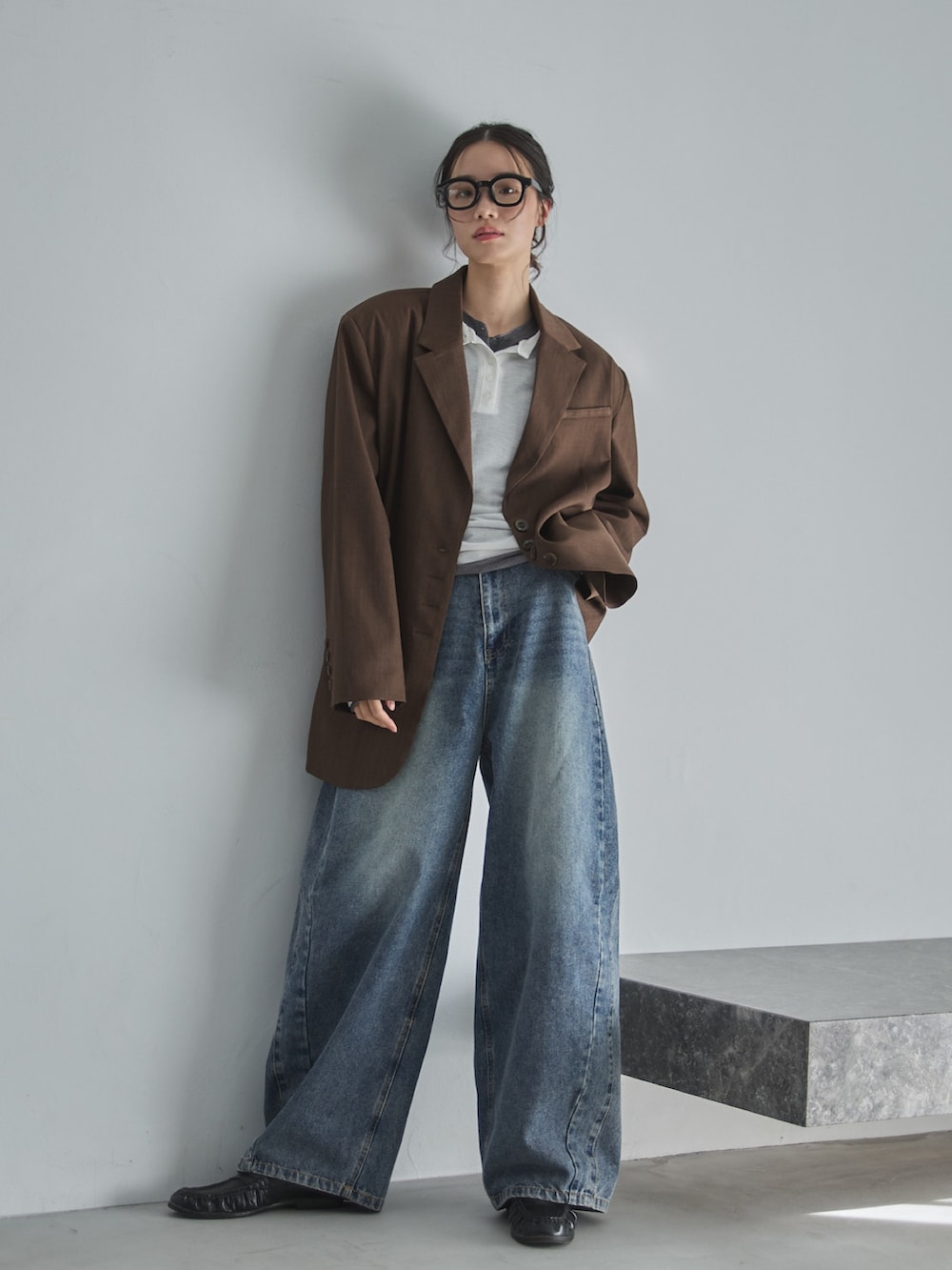 ホワイト系のTシャツ/カットソー、グレー系のTシャツ/カットソー、ブルー系のデニムパンツを着用したレディースの冬コーディネートの3枚目の写真