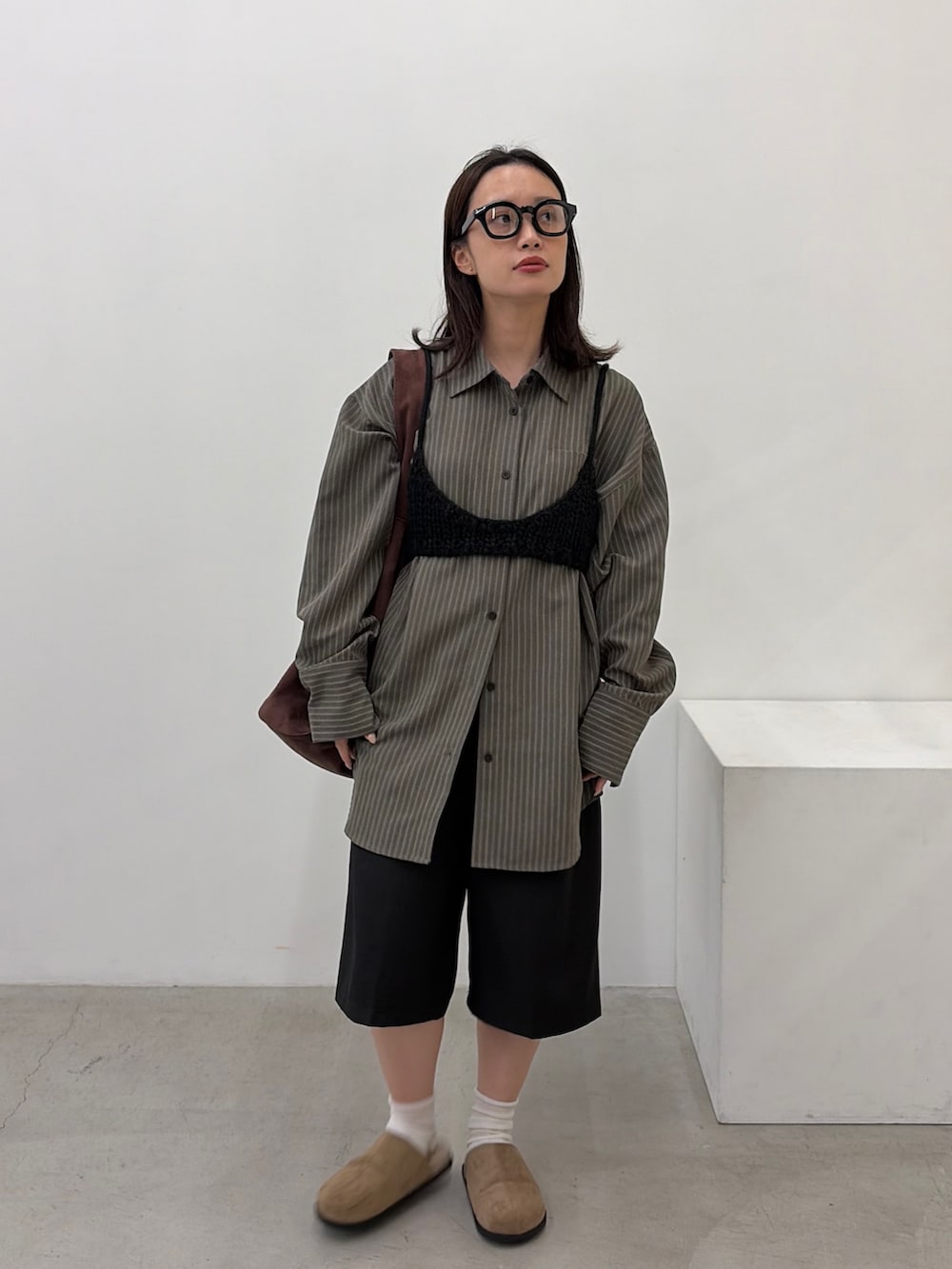 グレー系のシャツ/ブラウス、ブラック系のその他トップス、ブラック系のその他パンツを着用したレディースの秋コーディネートの2枚目の写真