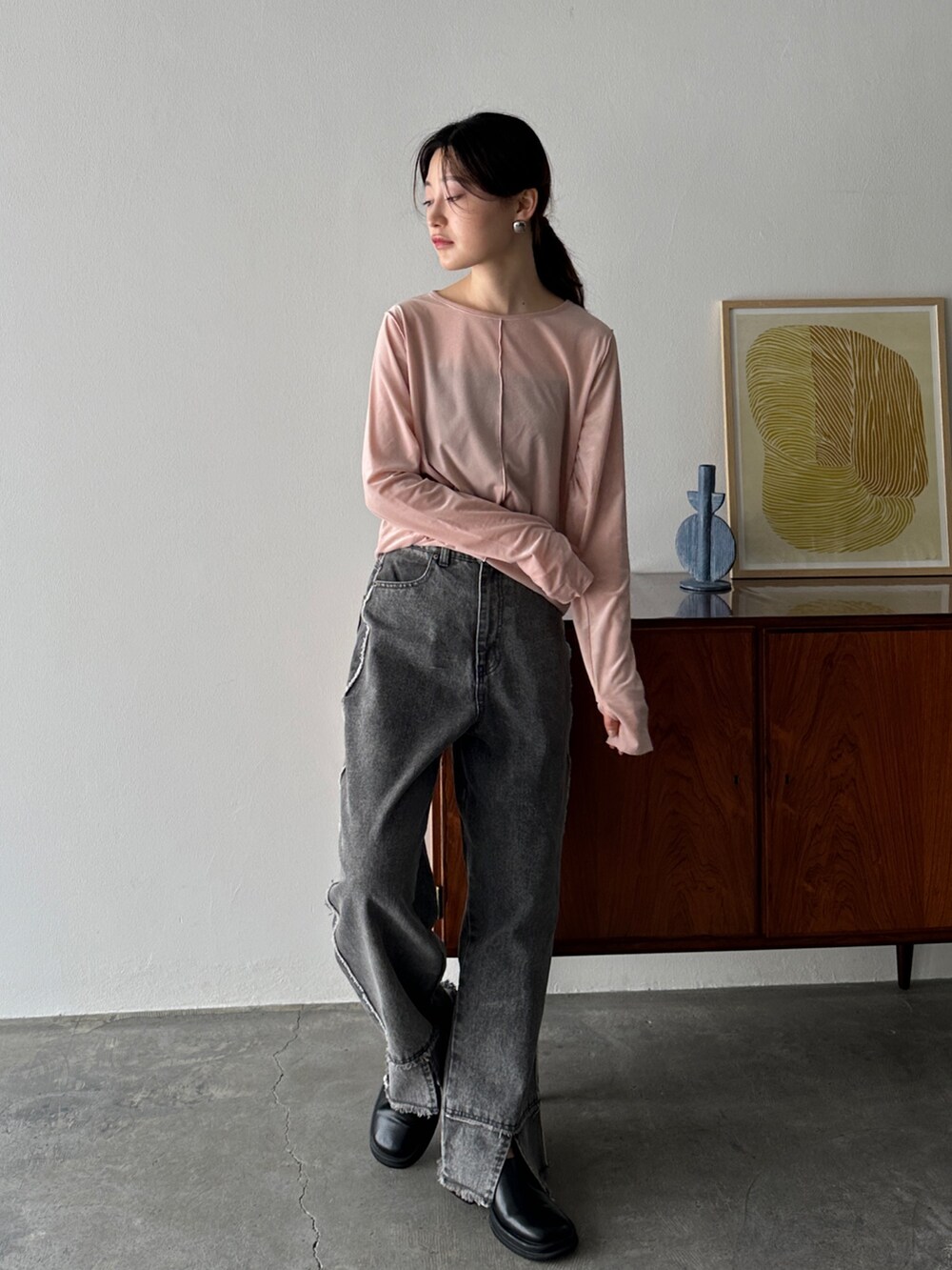グレー系のデニムパンツ、ブラック系のスリッポン、ピンク系のTシャツ/カットソーを着用したレディースの夏コーディネートの2枚目の写真