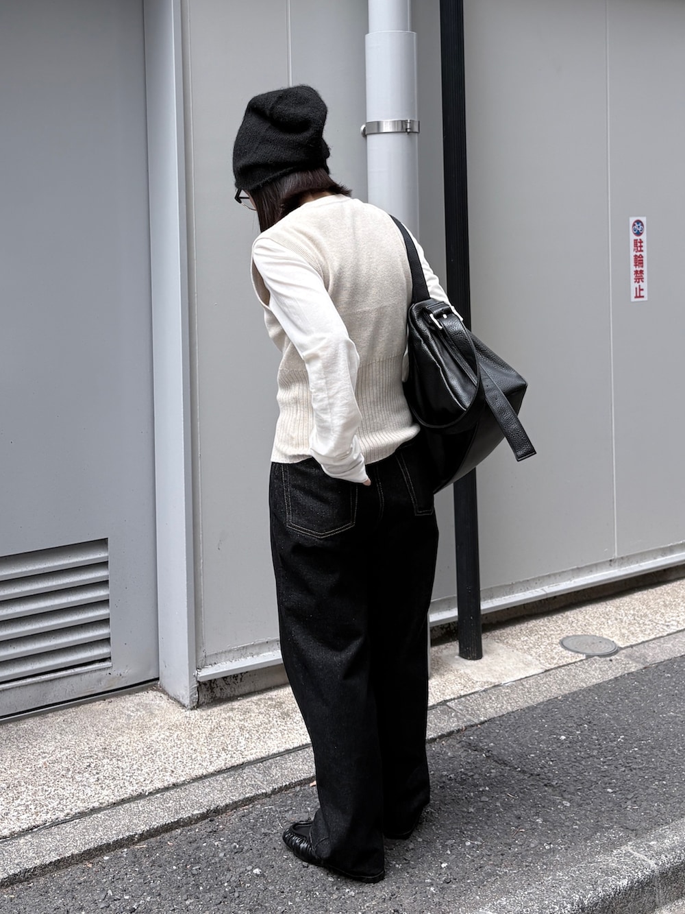 ホワイト系のTシャツ/カットソー、ホワイト系のベスト、ブラック系のデニムパンツを着用したレディースの春コーディネートの2枚目の写真