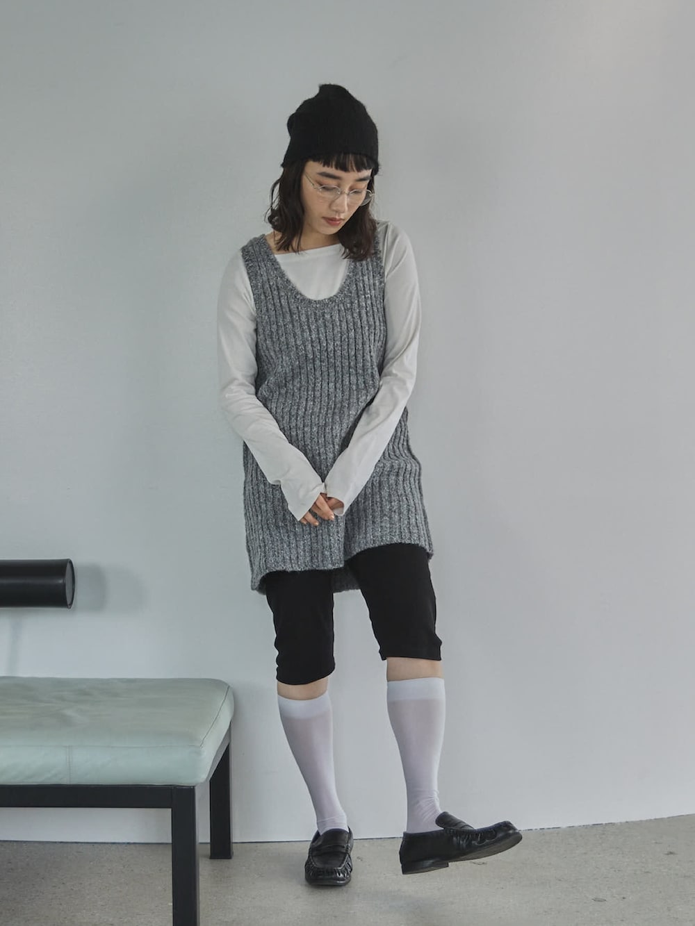 ホワイト系のTシャツ/カットソー、グレー系のワンピース、ブラック系のその他パンツを着用したレディースの冬コーディネートの4枚目の写真