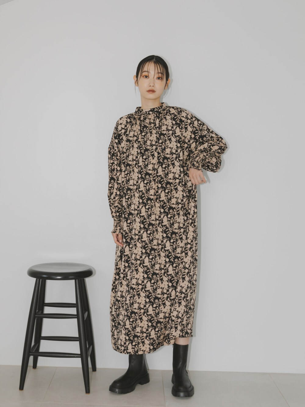 ブラック系のワンピース、その他のその他を着用したレディースの秋コーディネートの2枚目の写真